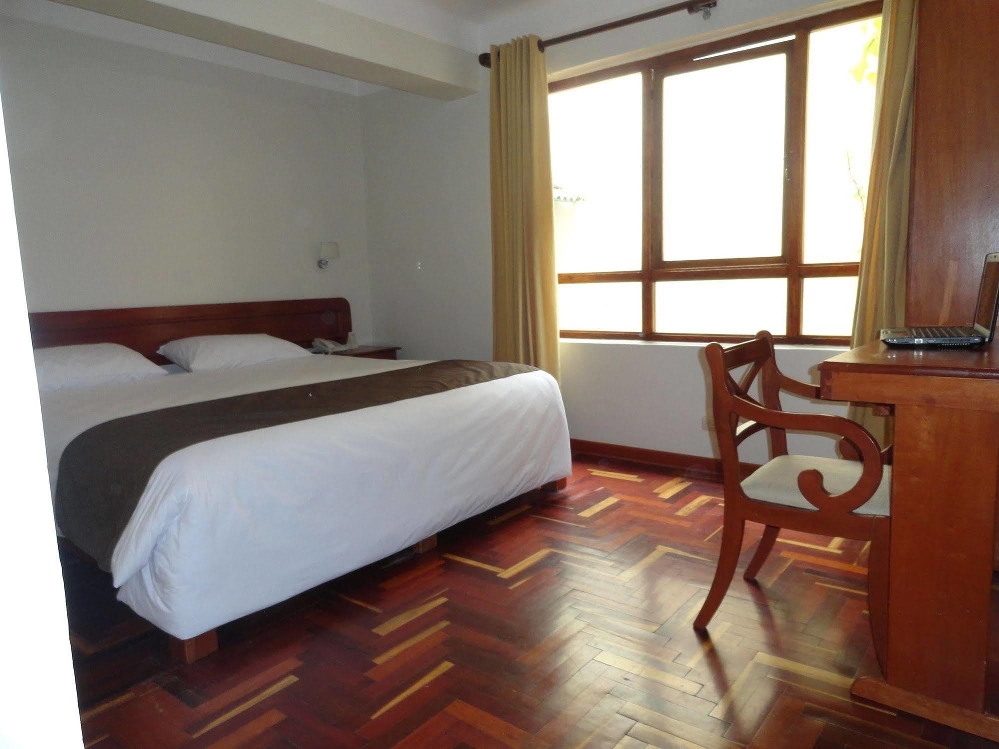 Emperador Plaza Hotel 3*